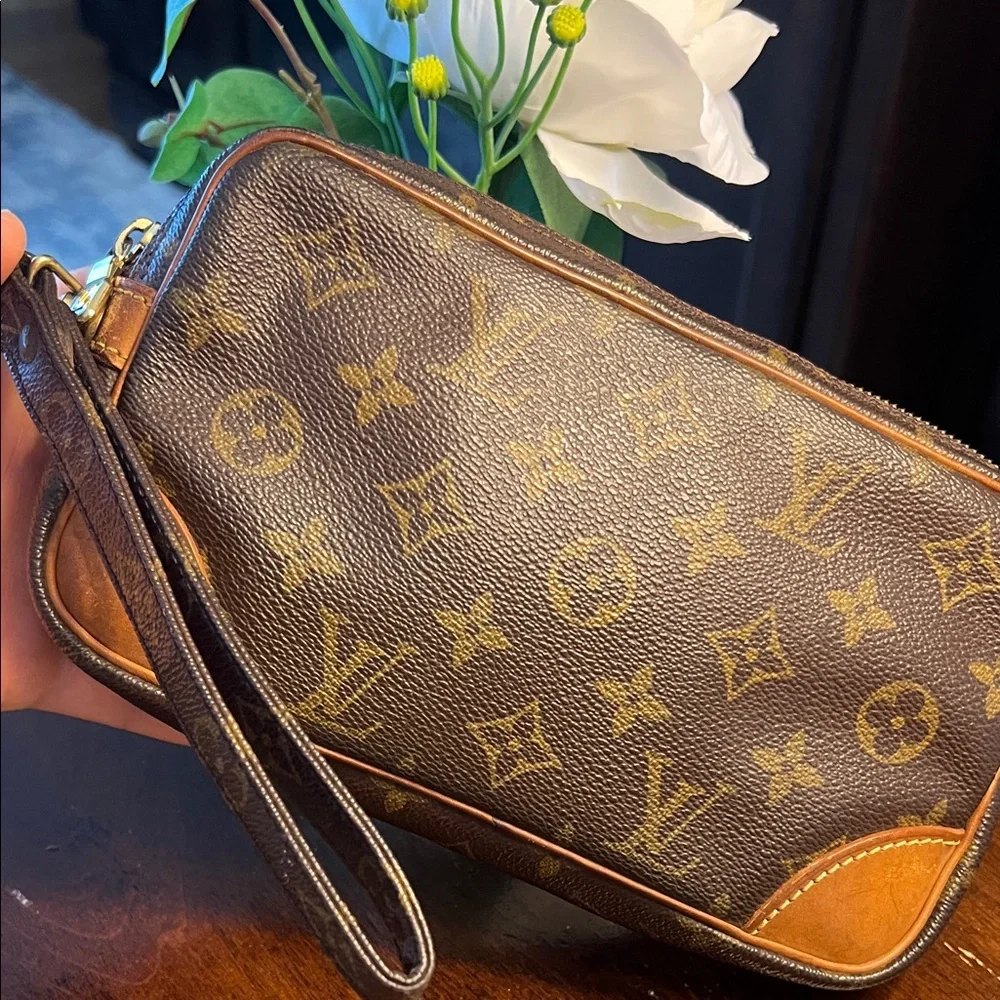 SOLD!!! Authentic Vintage Louis Vuitton Brown and Tan Monogram Clutch/Bag - Picture 4 of 17